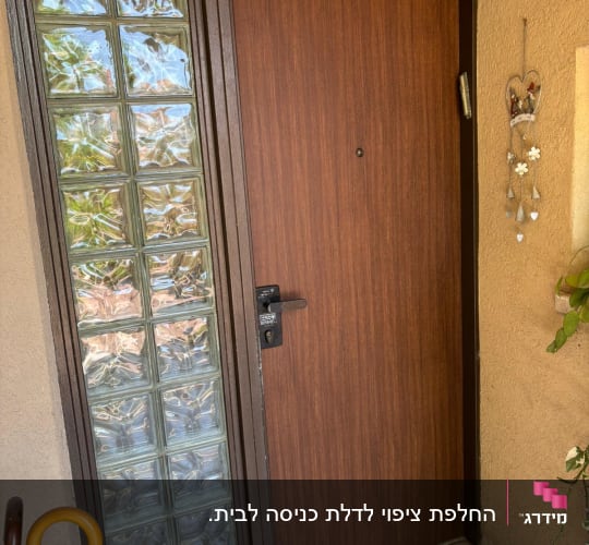 דלת עץ עם זכוכית בצד, מתאים לציפוי דלתות